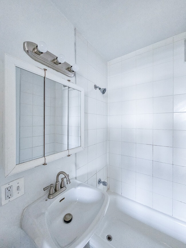 Photo - 4730 N Winthrop Ave Unit #806