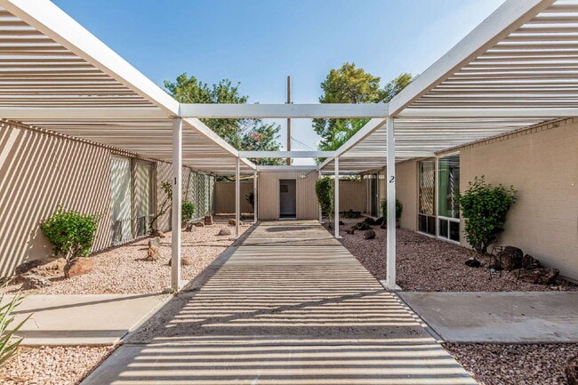 Building Photo - Great Location - 2 bed 1 bath Private Yard Unit 4 Rental