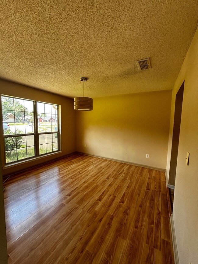 Photo - 504 Bedford Ct