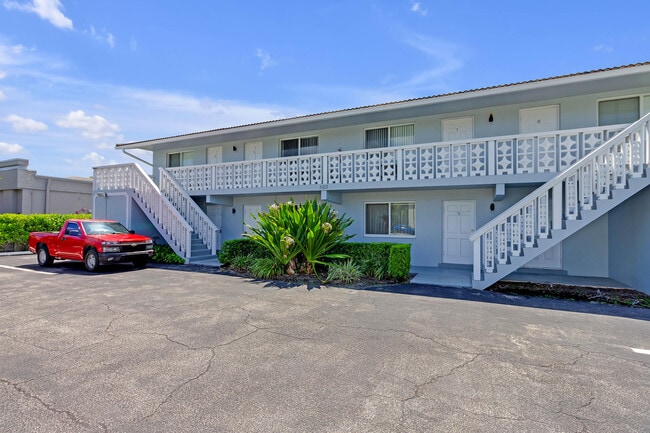 Building Photo - 560 NE 46th St Rental