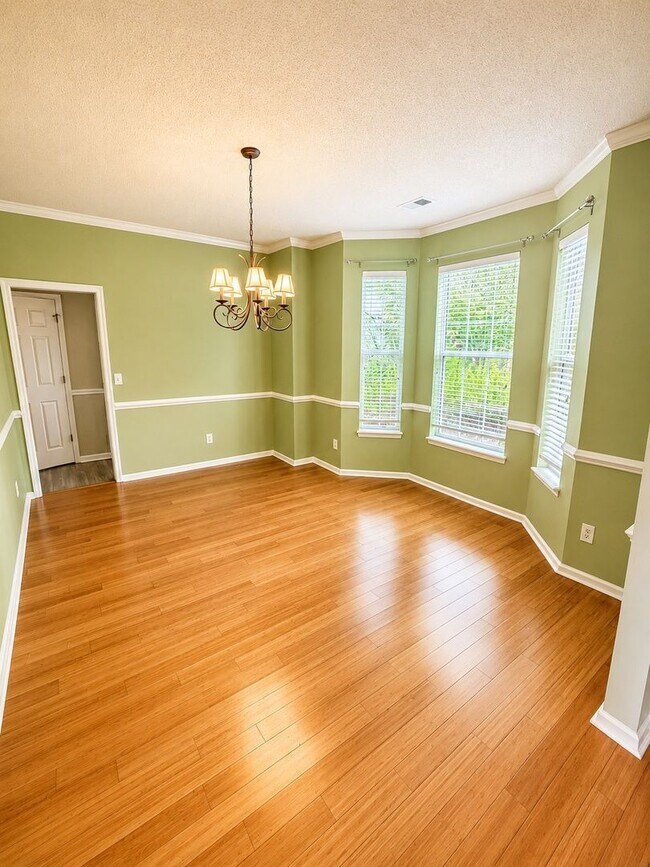 Photo - 1525 Clarendon Way