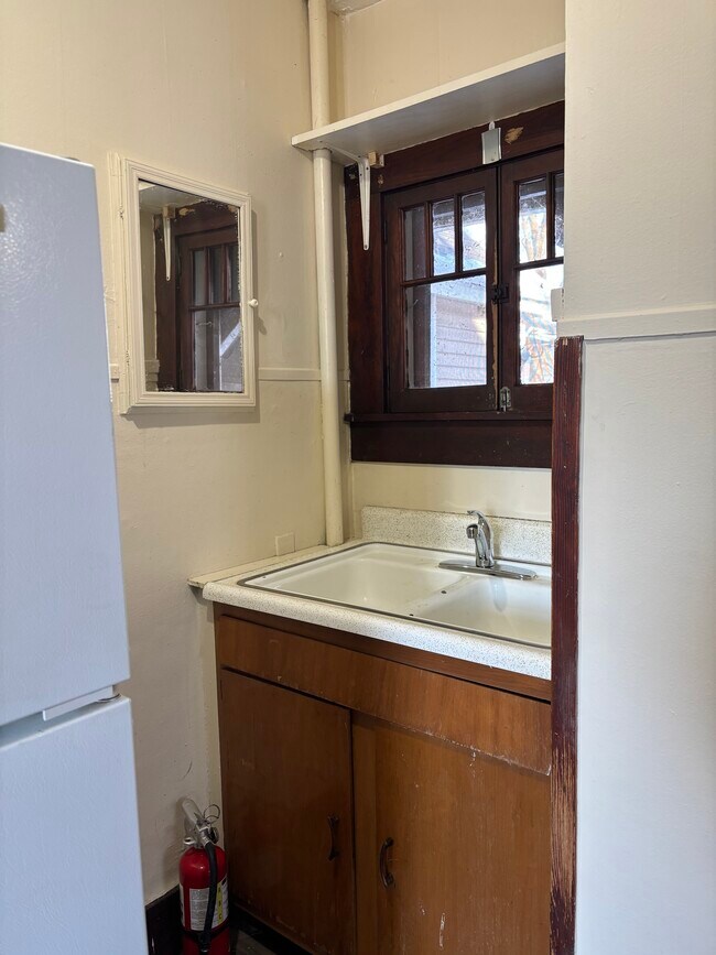 Photo - 415 Putnam St Unidad Efficiency