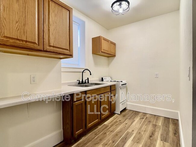 Photo - 517 E 4th St