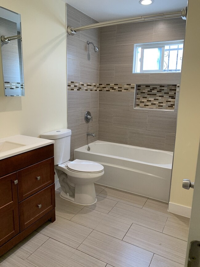 Photo - 1050-1052 W 57th St