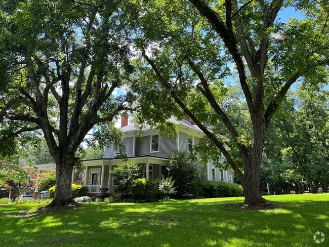 Building Photo - Sprawling Southern Home in Historic Concor...