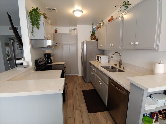 5403 Newcastle Ave Unidad 66