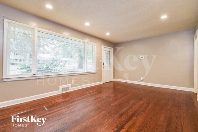 1885 Long Dr