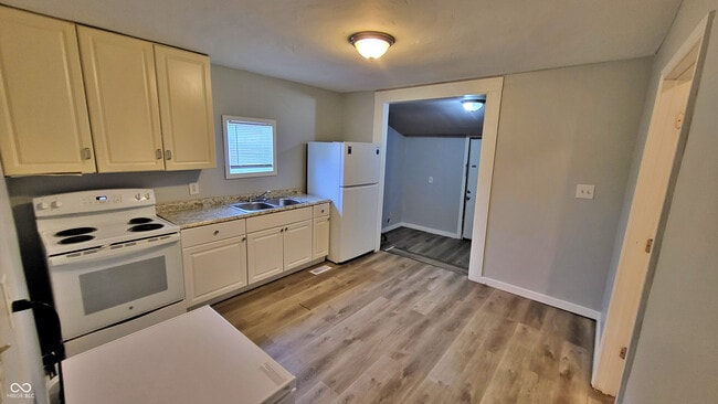 Photo - 332 W 6th St
