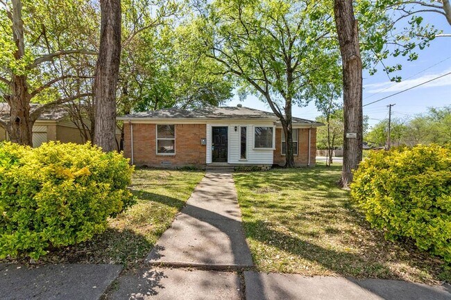 Photo - 2704 Highwood Dr