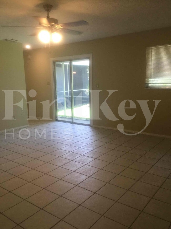 Photo - 687 SW Heather St