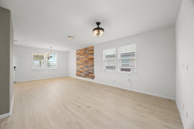 Photo - 305 Earl Keen St Casa