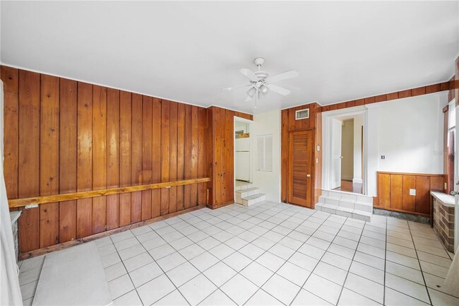 Photo - 708 Grove St N