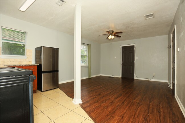 Photo - 713 S Valderas St