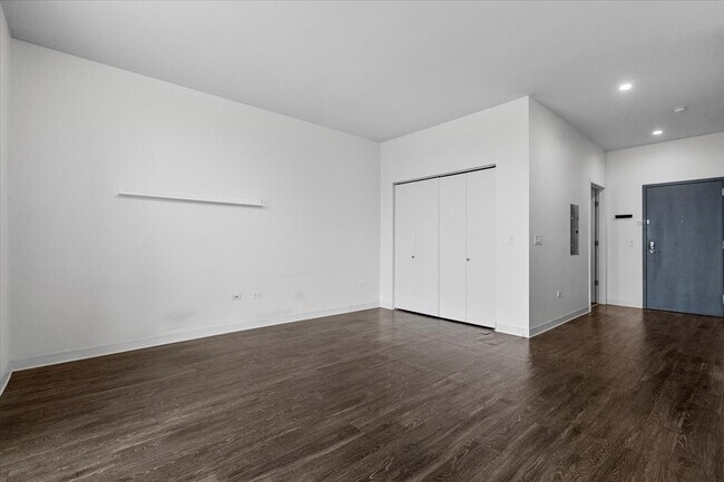 Photo - 850 N Milwaukee Ave