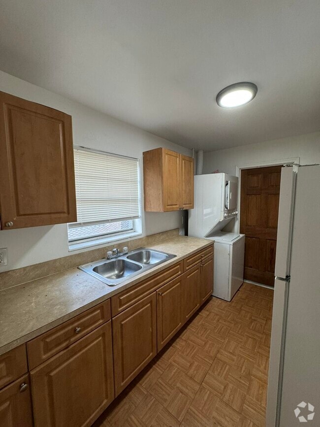 Building Photo - 1245 W 35th St Rental