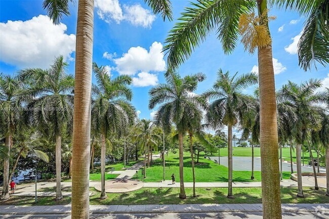 Building Photo - 2000 N Bayshore Dr Unit 211 Rental