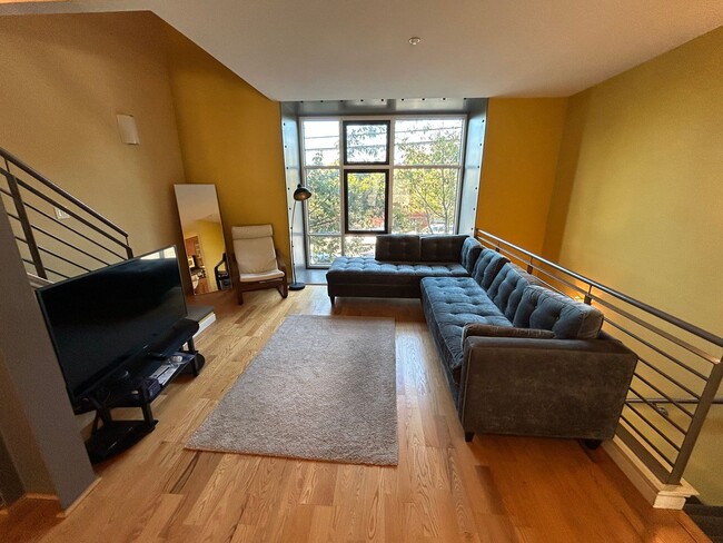 Photo - $1,000 OFF FIRST MONTH'S RENT!! Spacious 3 bedroom / 2.5 Bath Apartment in Emeryville, CA.