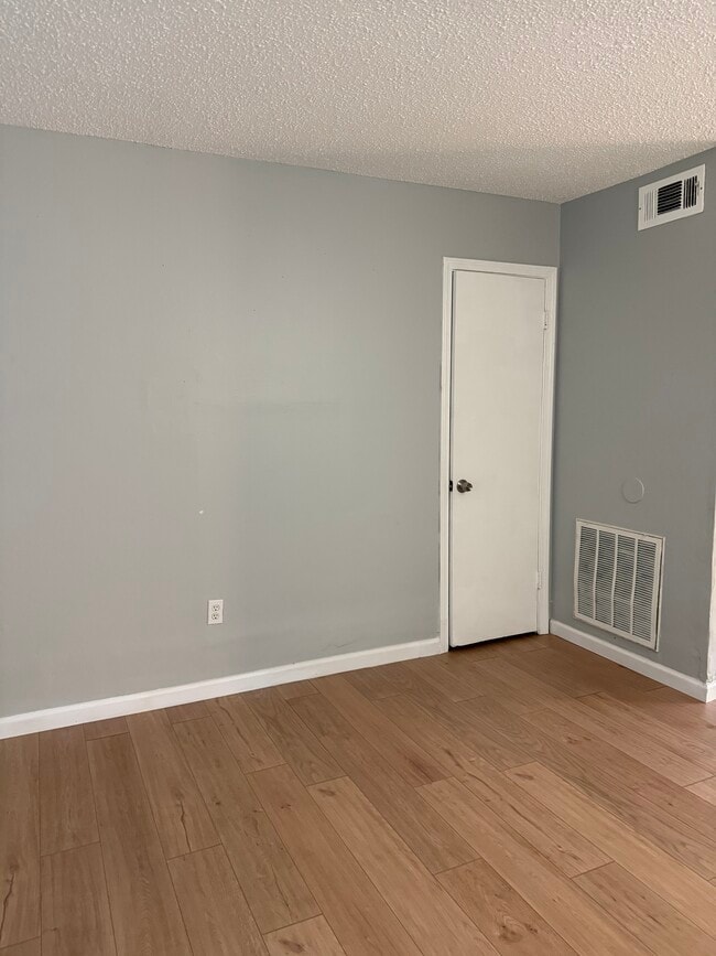 Building Photo - 1415 Jasper Ave Unit Apt 4