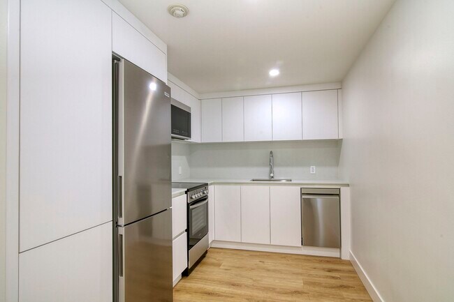 Building Photo - 3555 Chem. de la Côte-des-Neiges Unit 00G2