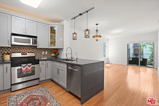 Building Photo - 100 S Alameda St Unit 341