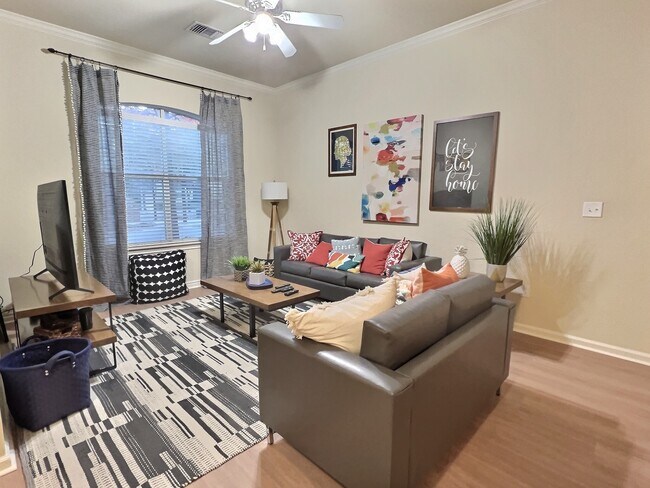 Suites Upgraded 2x2 Large Flat Common Area