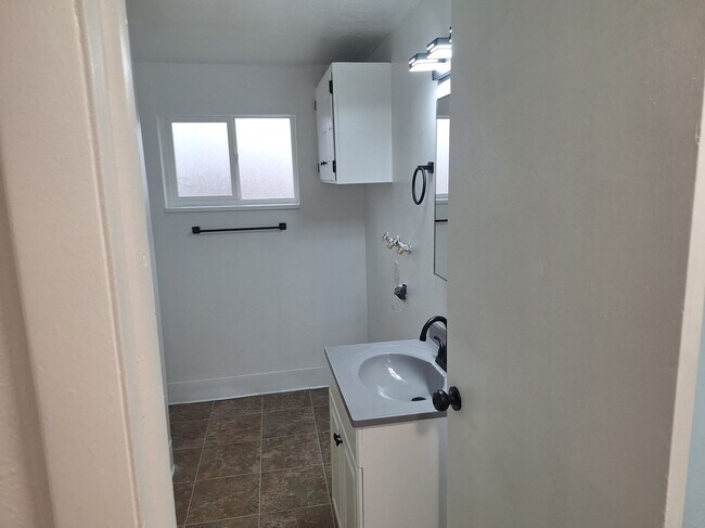 Photo - Roy 4-plex 2002 Unit 2