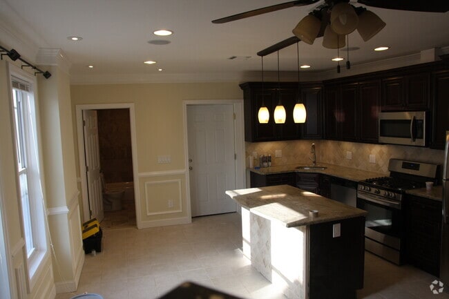 Building Photo - 46 W Main St Rental