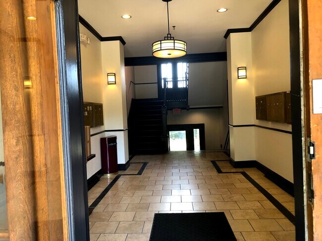 Entryway (condo on right) - 4496 Maryland Ave Unit 1F