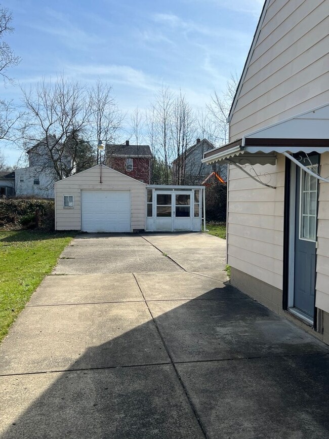 Photo - Struthers , 3 bedroom home with full basement and garage.