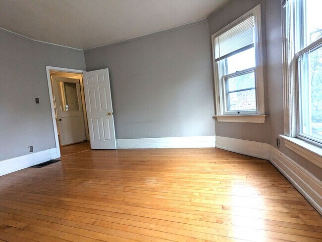 Photo - KK - 3205/07 N Bartlett Unit 3207 N Bartlett Ave-Upper