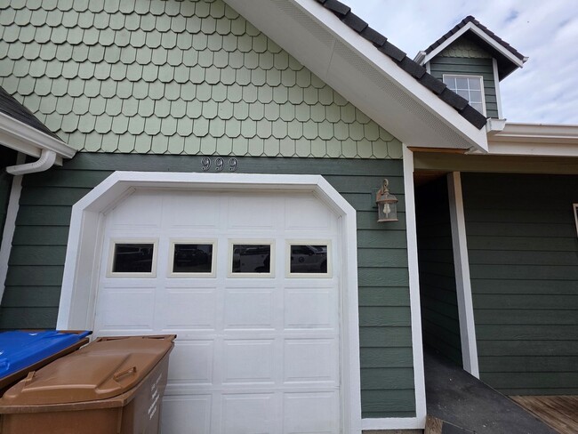 Photo - Large 3 bedroom 2 bath duplex. 1520 sq ft, vaulted ceilings