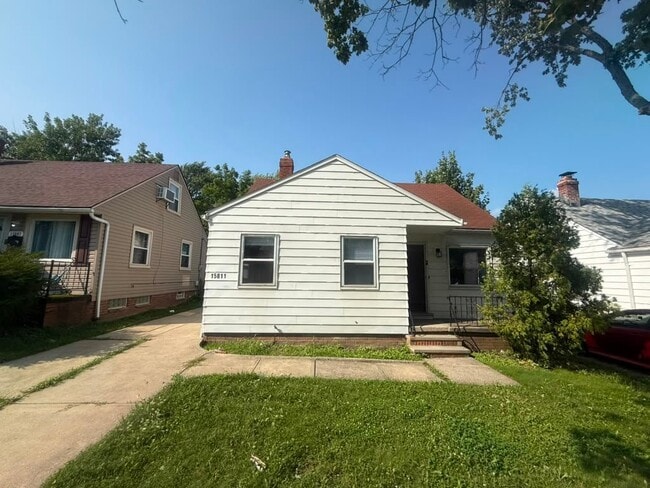 15811 Maplewood Ave