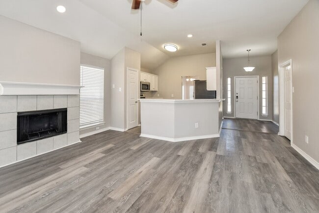 Photo - 717 Rockett Ln