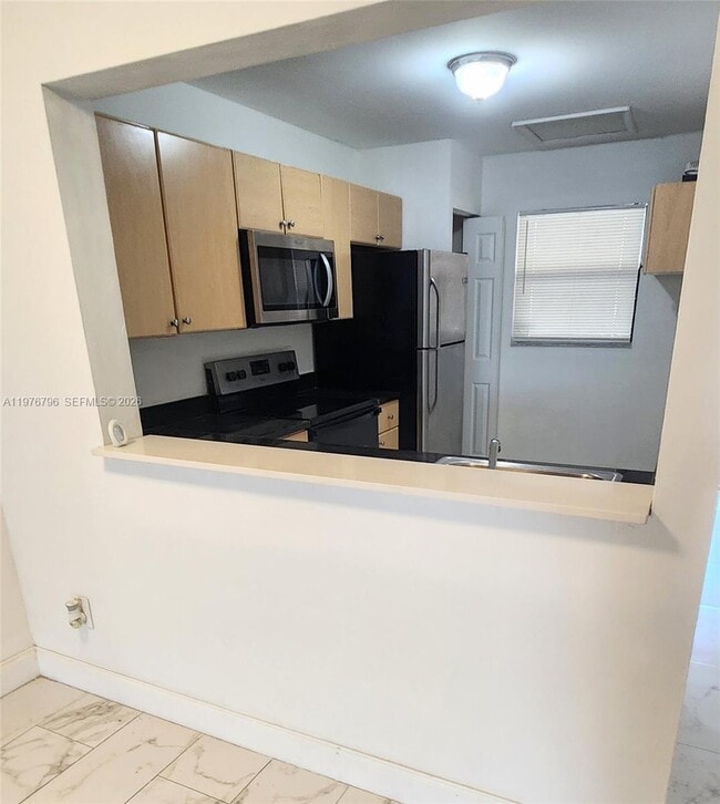 Building Photo - 902 NE 209th St Unit 203