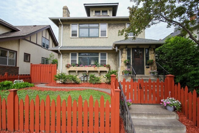 Building Photo - 1404 University Ave NE