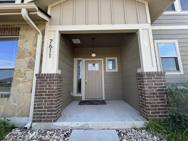 7611 Stonehollow