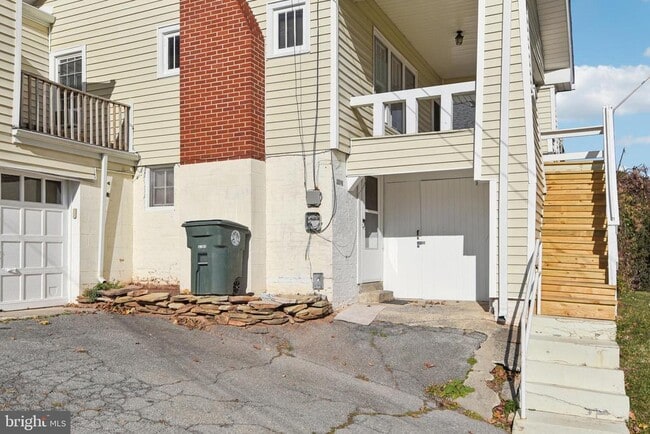 Building Photo - 209 Locust St Unit B