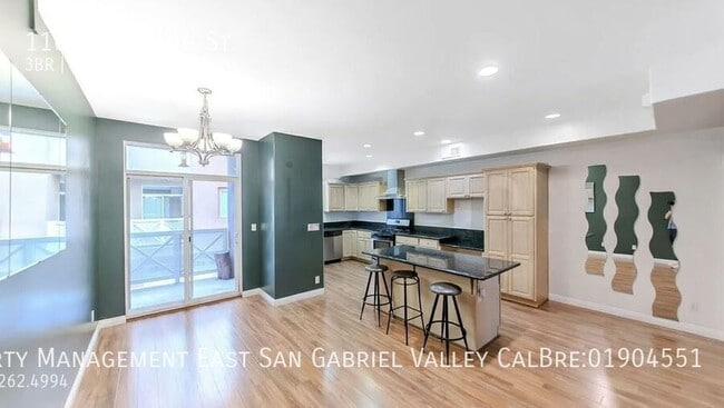 Building Photo - 11622 Oxnard St