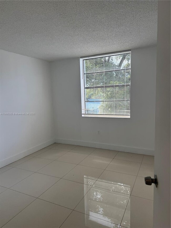 Building Photo - 9460 Fontainebleau Blvd Unit 331