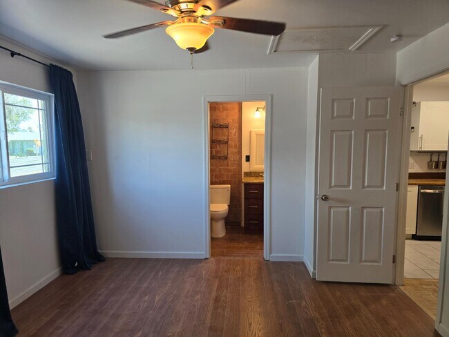 Photo - 1916 W Cambridge Ave