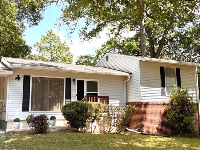 Building Photo - 5009 Crowe Dr SE