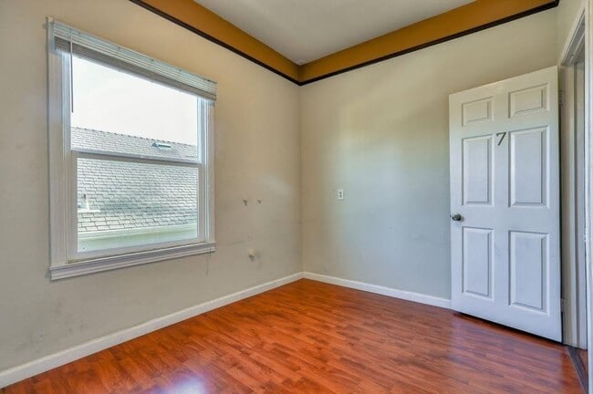 Photo - 468 S 6th St