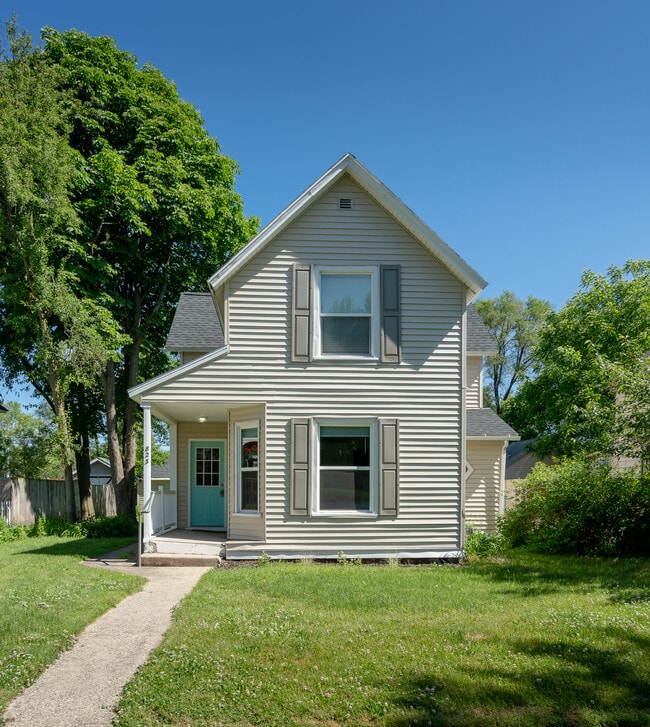 Photo - 823 Crescent St NE