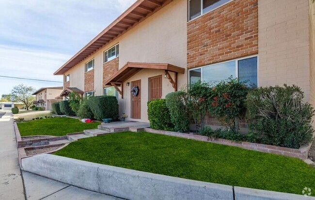 Building Photo - Charming 3-Bedroom Townhome in a Prime Loc...