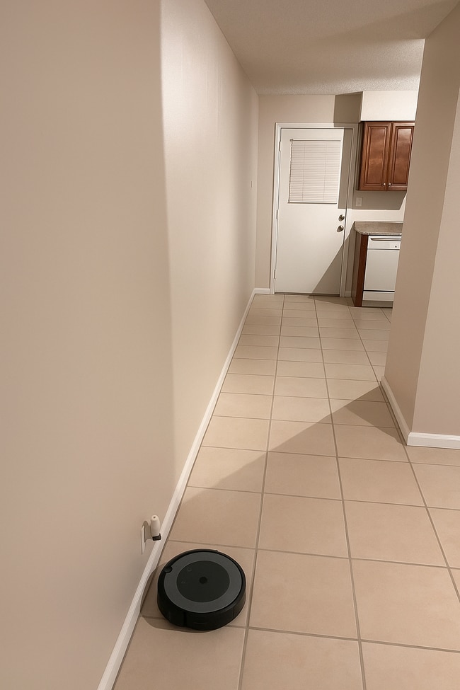 Front door view to kitchen - 5626 Struthers Ct