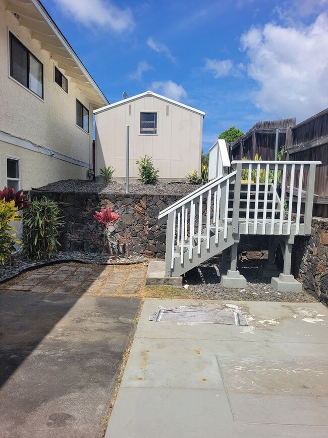 Building Photo - 73-4337-4337 Kukulu Pl Unit Downstairs Back