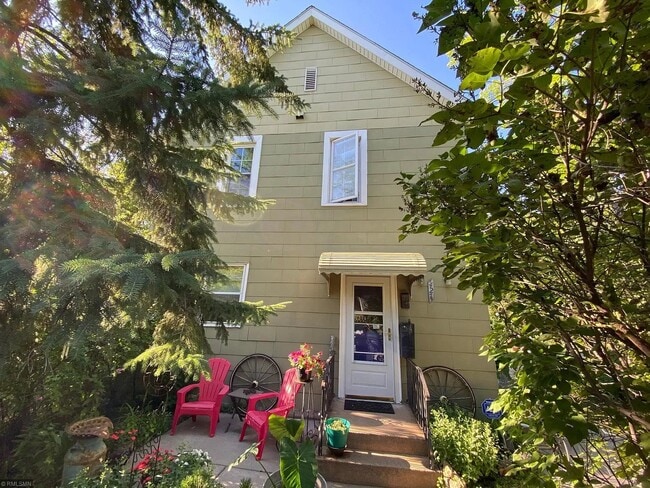 Front View - 427 19th Ave NE Unit 1