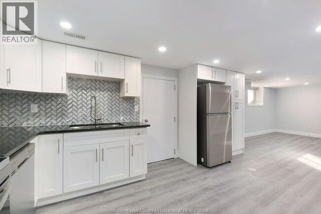 Photo - 730 Cabana Road W