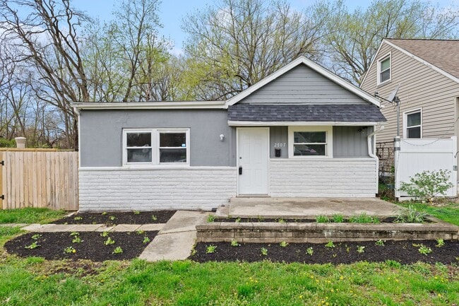 Building Photo - Newly Renovated 3-Bed Gem with Massive Yard – Modern Columbus Living!