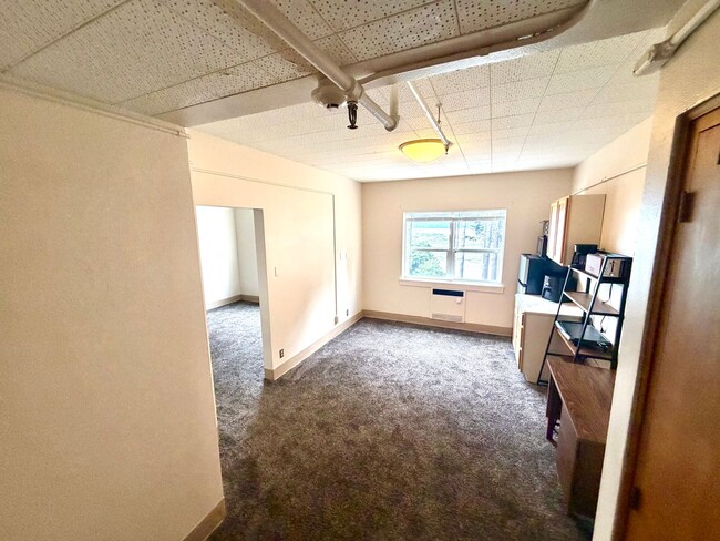 Building Photo - Eagle Crest Village Apartments #235: 1bdrm/1bath – All Utilities & Wi-Fi Included! Unit 3959 Sheridan Ave Apt 235